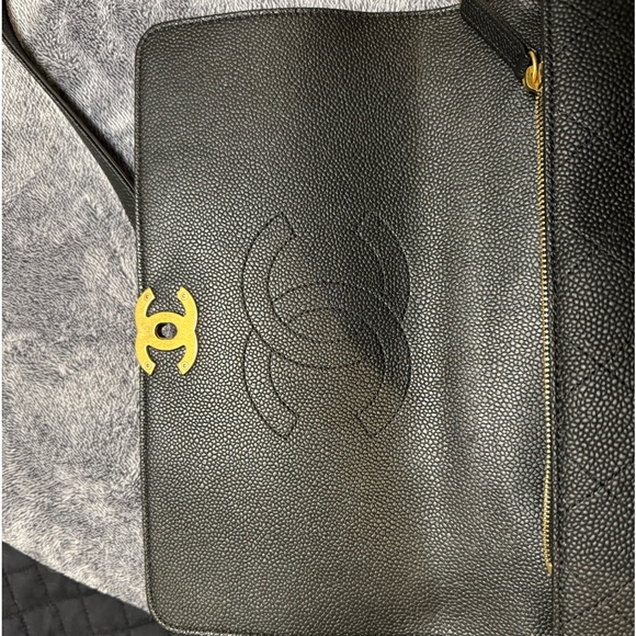 CHANEL
Caviar Diamond Stitched Small Top
Handle Flap Black - Picture 6 of 9